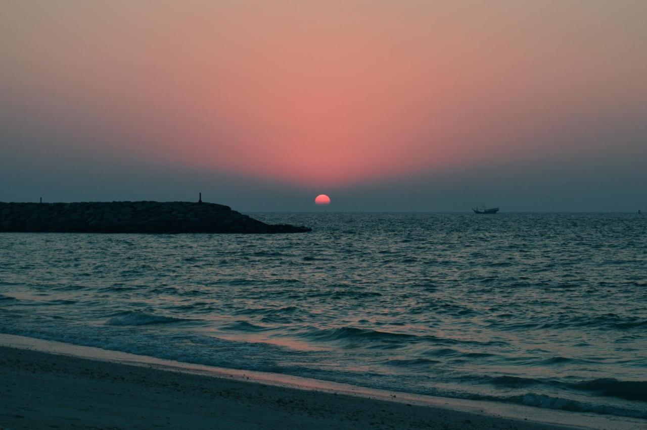 Al Corniche Hotel Sharjah Bagian luar foto
