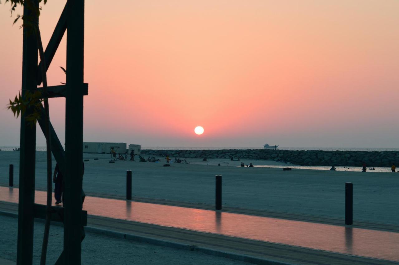 Al Corniche Hotel Sharjah Bagian luar foto
